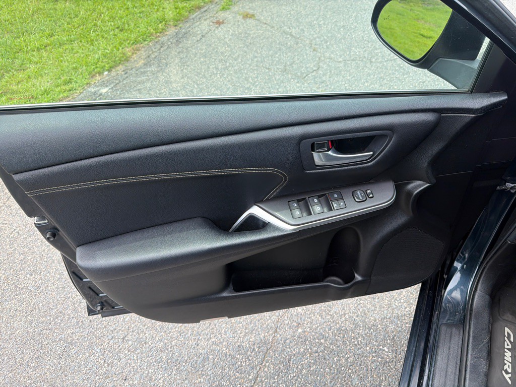 2017 Toyota Camry Image 30