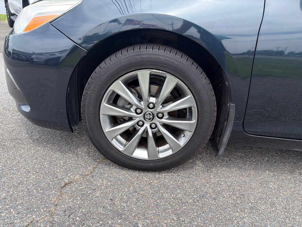 2017 Toyota Camry Image 31