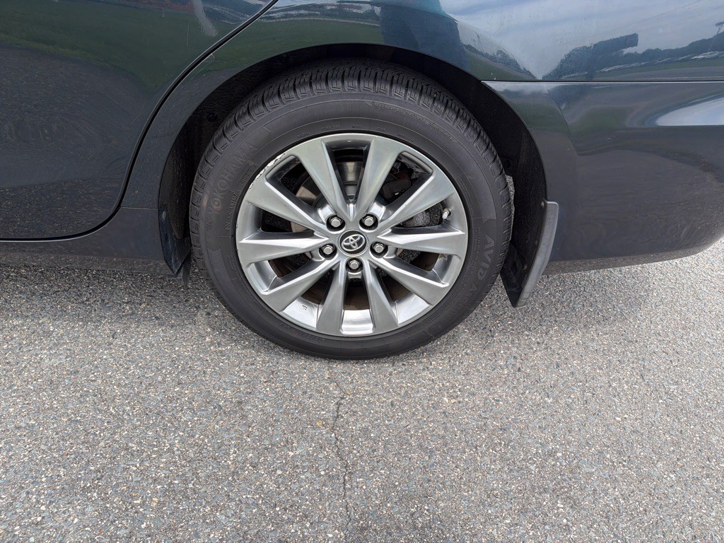 2017 Toyota Camry Image 32
