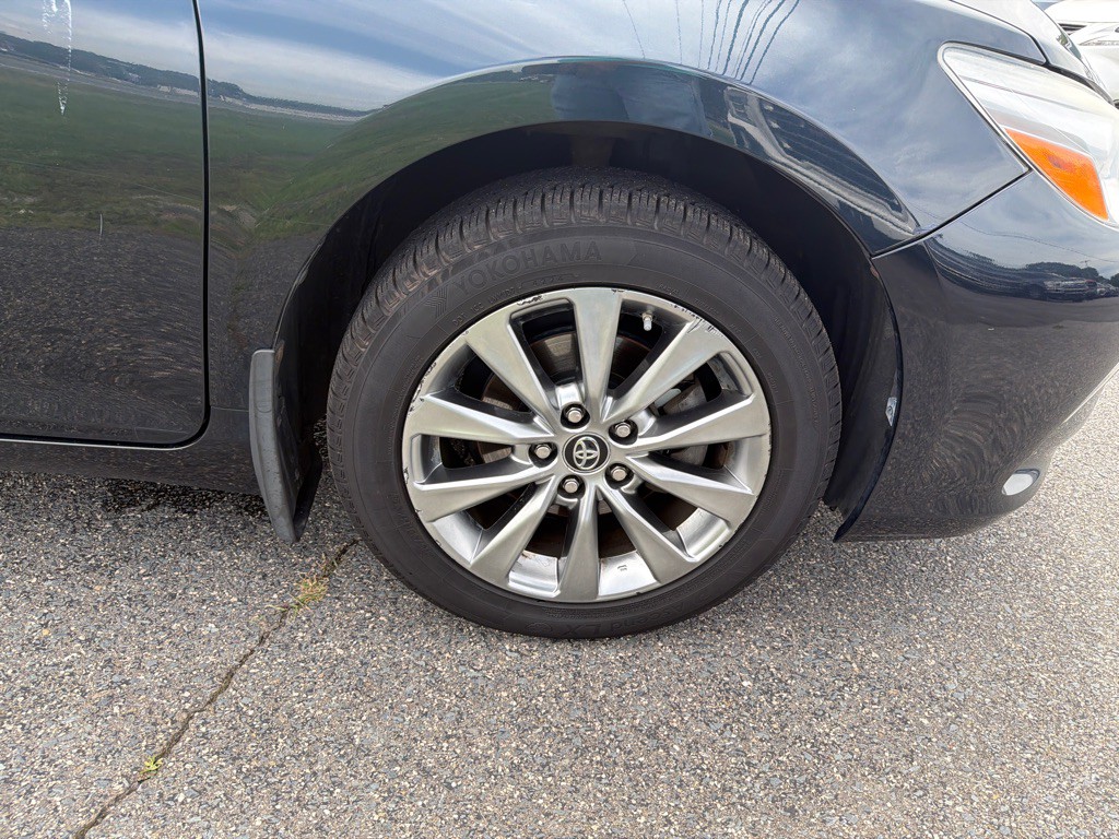 2017 Toyota Camry Image 34