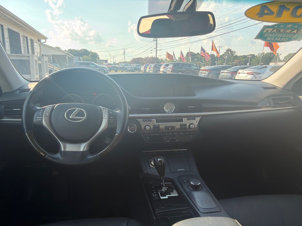 2014 Lexus ES Image 16
