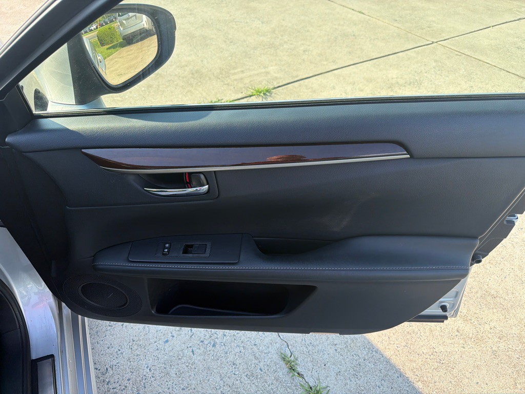 2014 Lexus ES Image 30