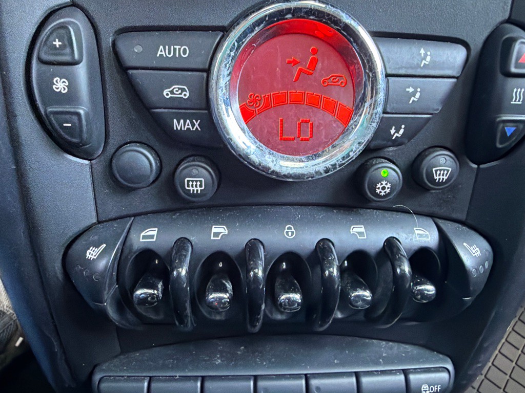 2012 MINI Cooper Image 18