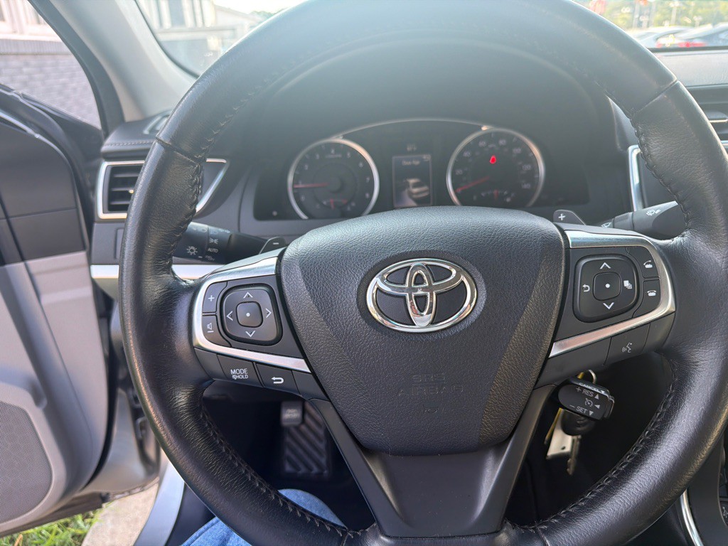 2016 Toyota Camry Image 18