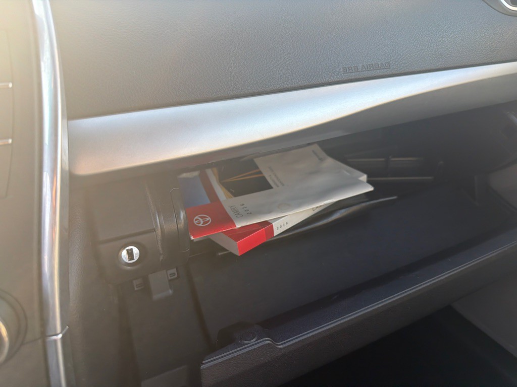 2016 Toyota Camry Image 23