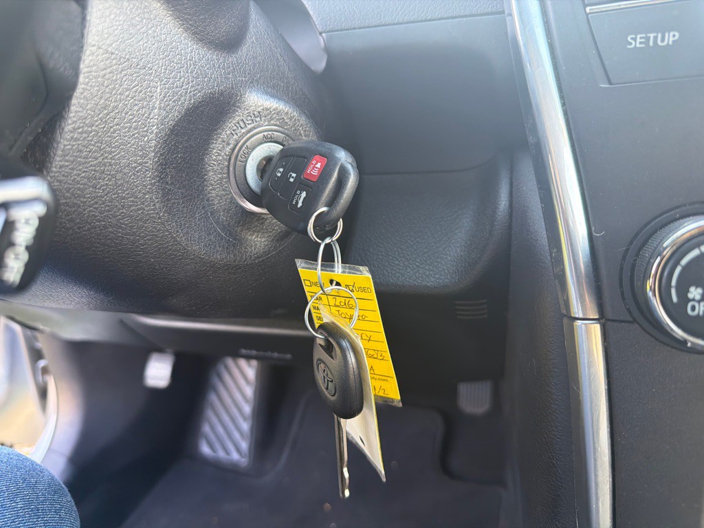 2016 Toyota Camry Image 24
