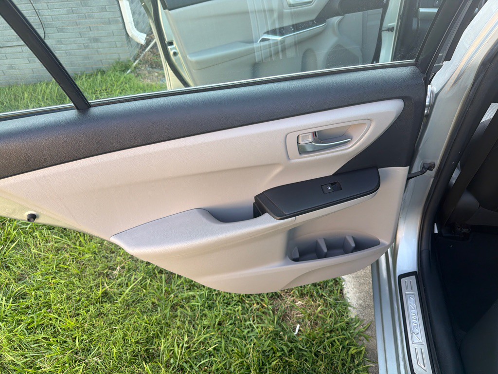 2016 Toyota Camry Image 31
