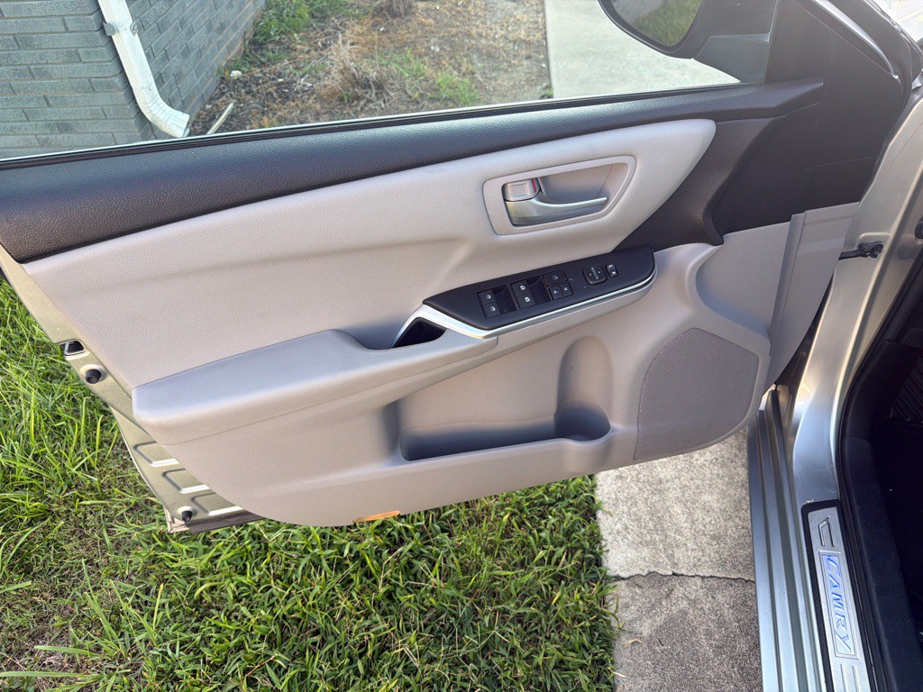 2016 Toyota Camry Image 32