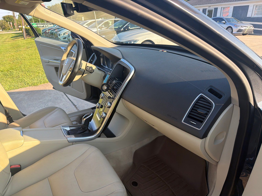 2016 Volvo XC60 Image 17