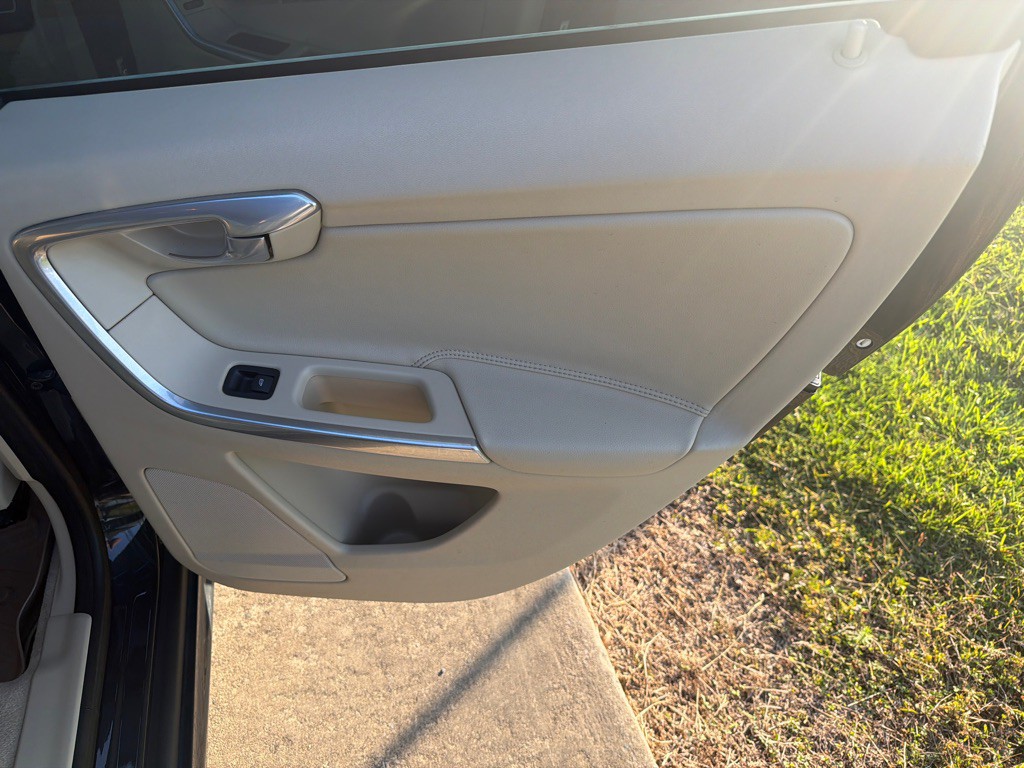 2016 Volvo XC60 Image 32