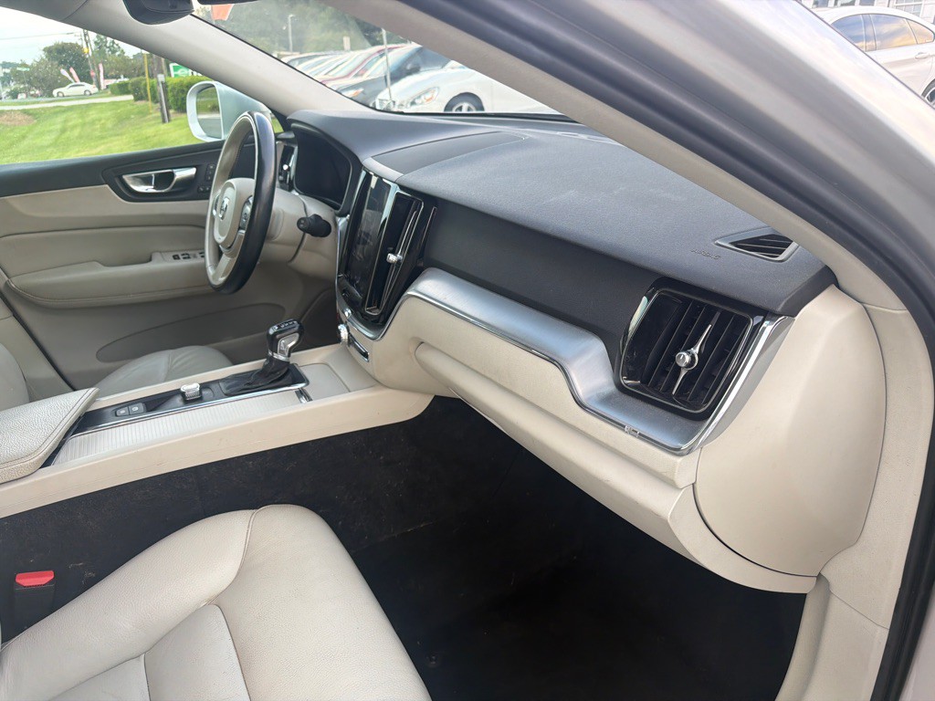 2018 Volvo XC60 Image 16
