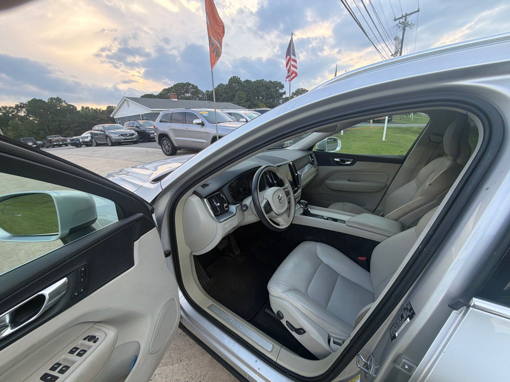 2018 Volvo XC60 Image 17