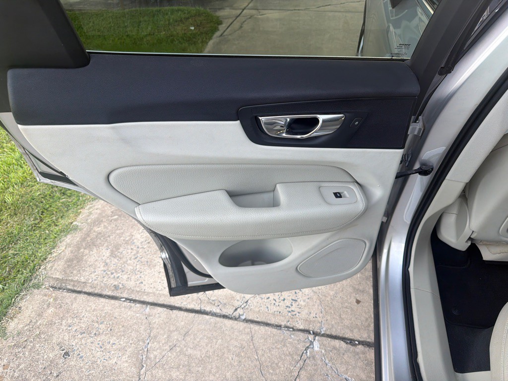 2018 Volvo XC60 Image 32