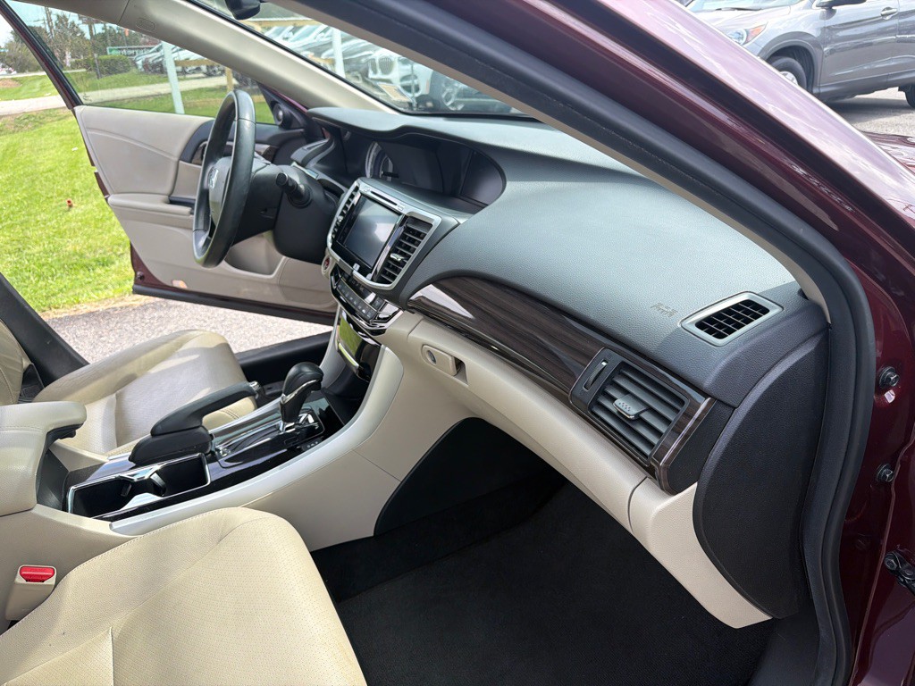 2016 Honda Accord Image 18