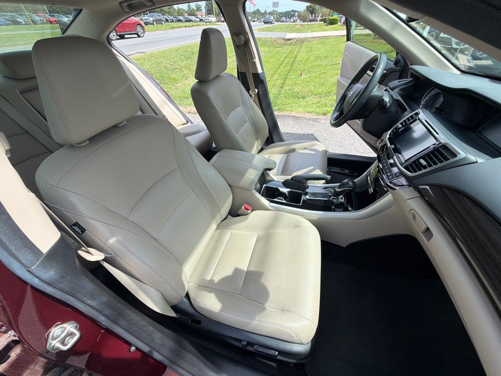 2016 Honda Accord Image 30