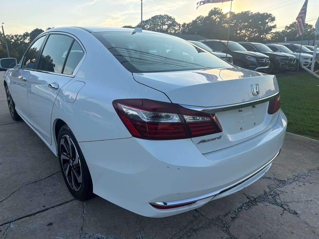 2017 Honda Accord Image 8