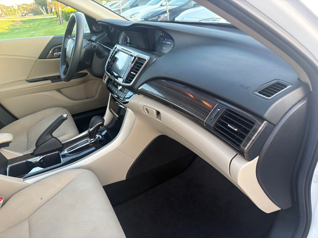 2017 Honda Accord Image 16