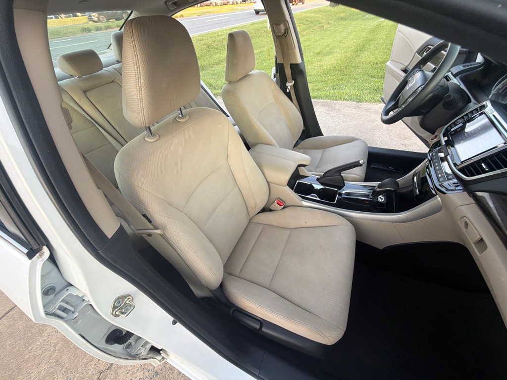 2017 Honda Accord Image 29