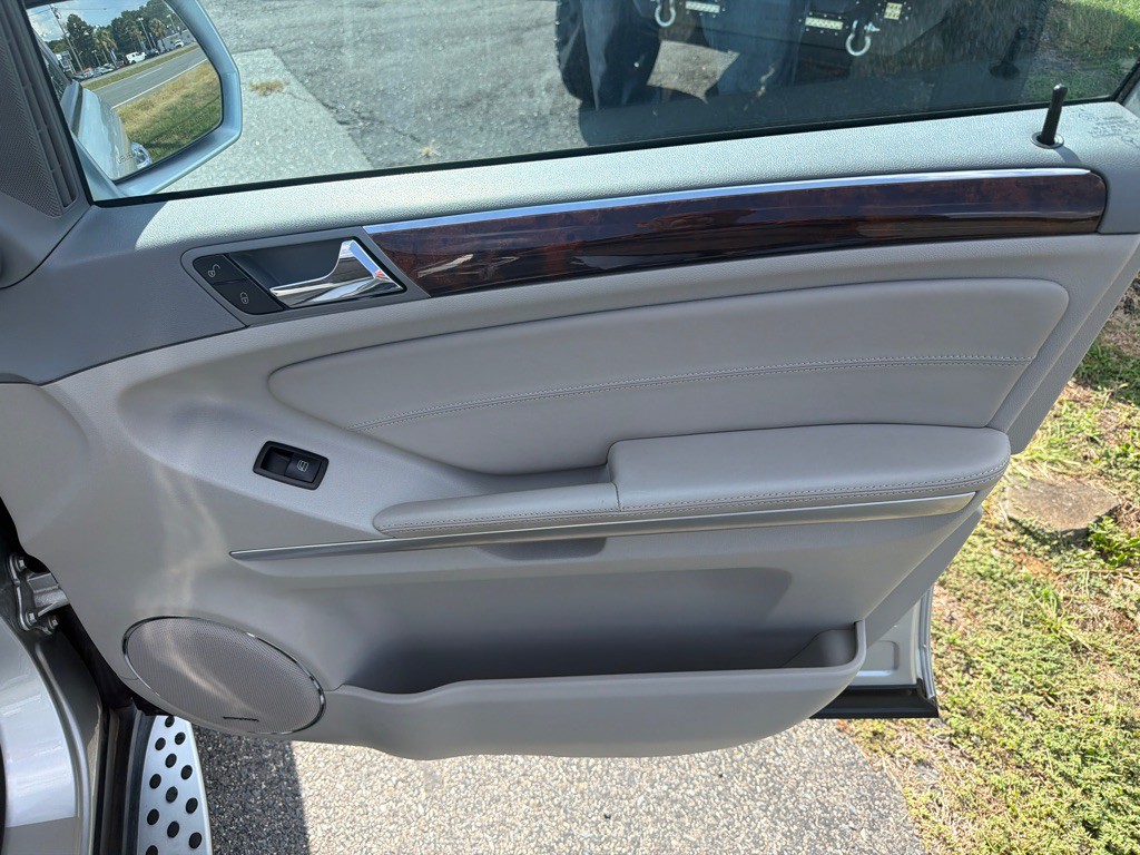 2009 Mercedes-Benz M-Class Image 35