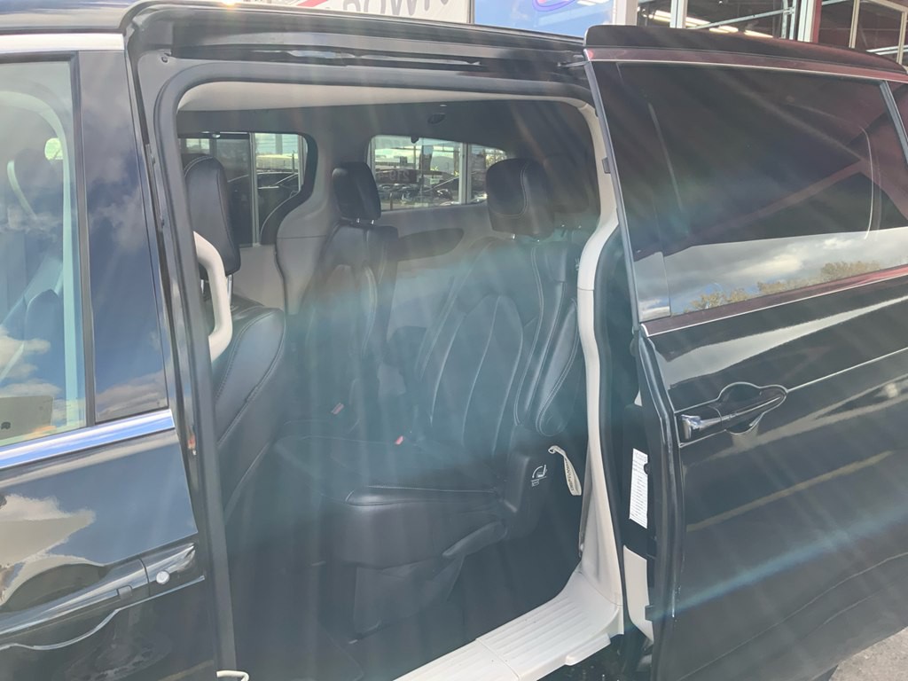 2017 Chrysler Pacifica Image 8