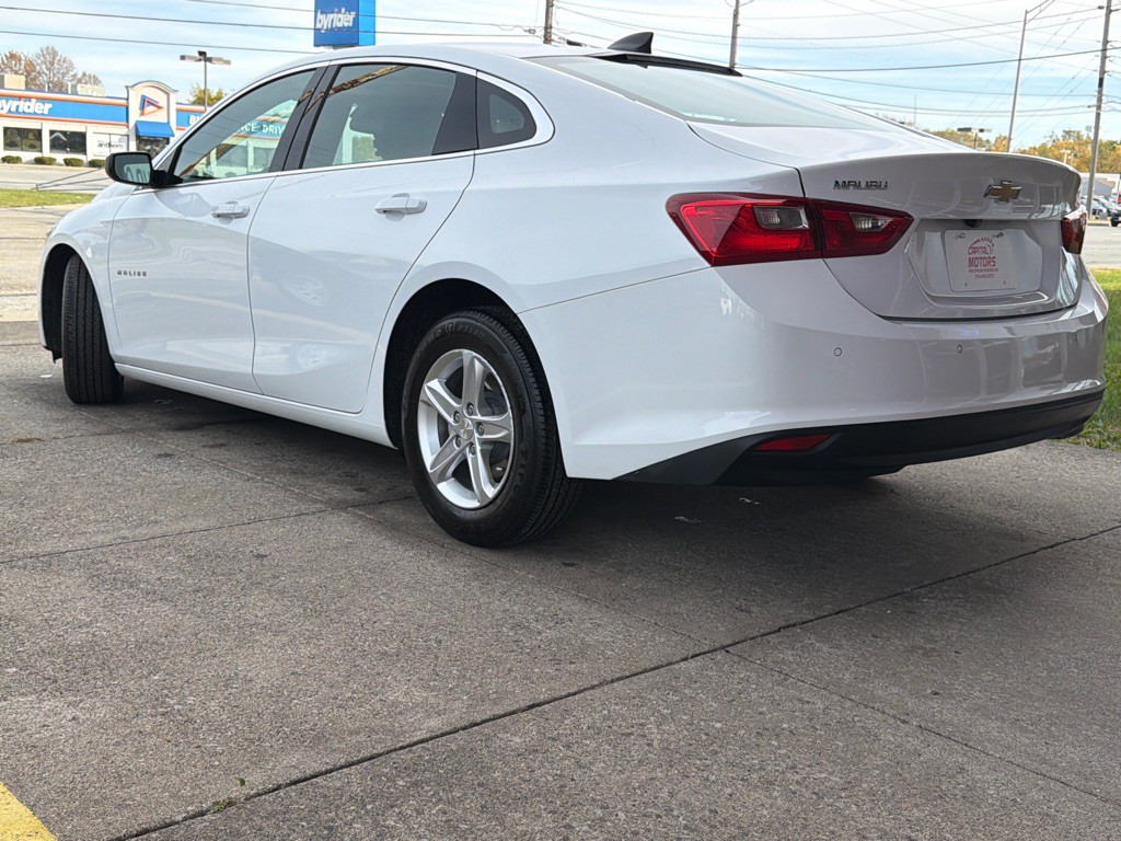 2025 Chevrolet Malibu Image 2