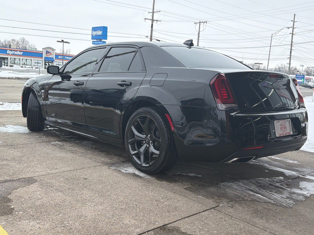 2022 Chrysler 300 Image 2