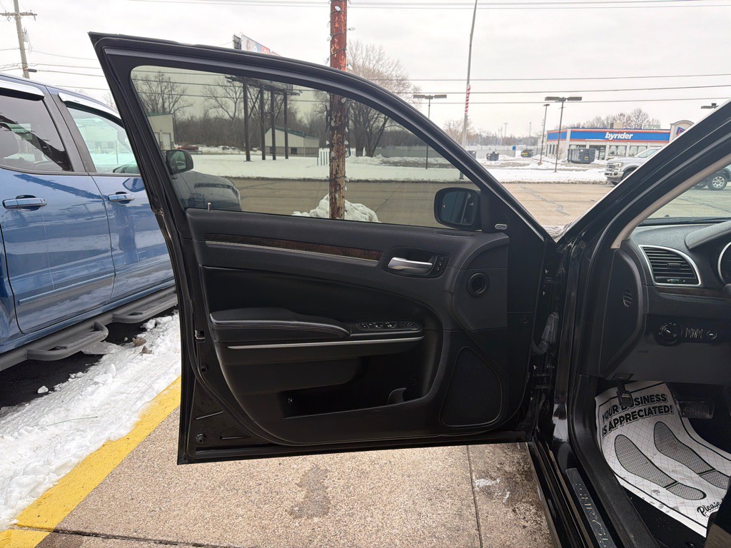 2022 Chrysler 300 Image 7