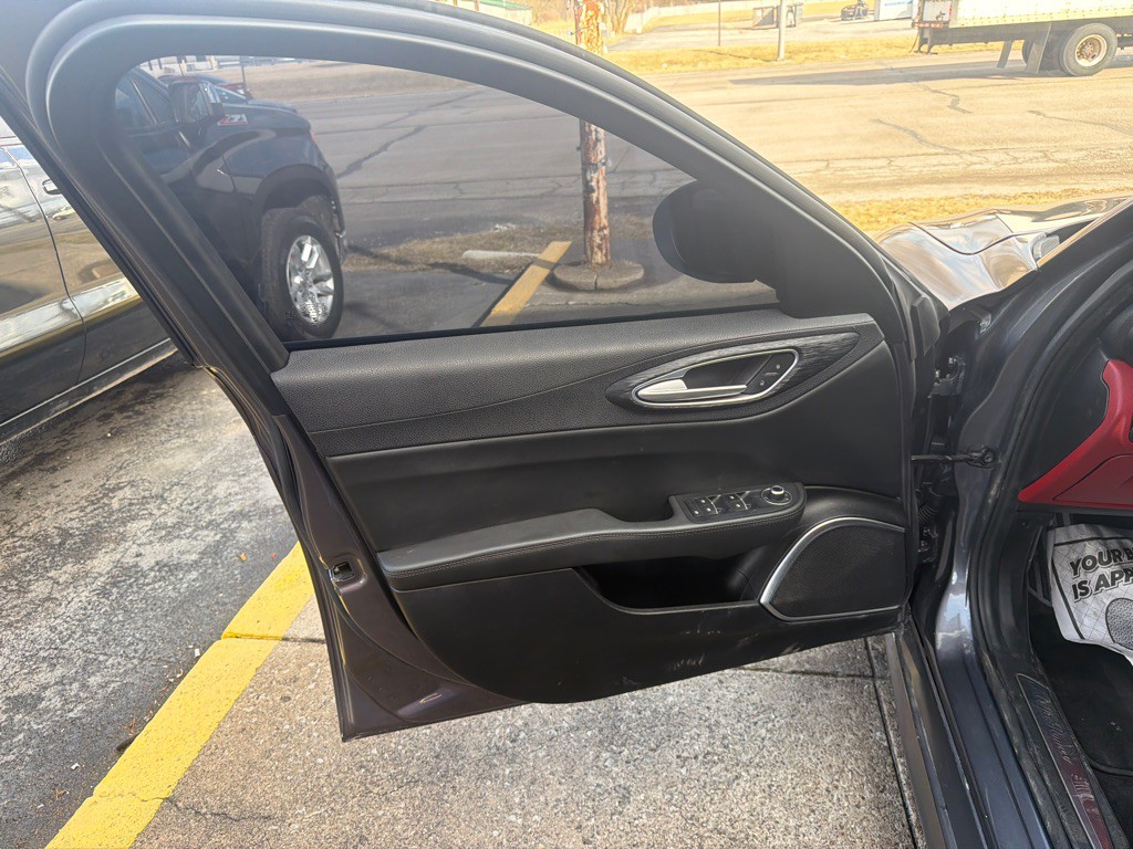 2022 Alfa Romeo Giulia Image 8