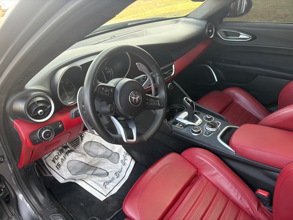 2022 Alfa Romeo Giulia Image 9