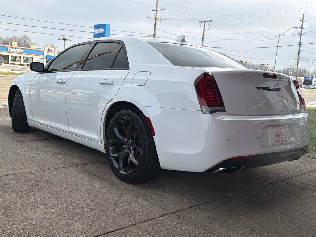 2021 Chrysler 300 Image 2