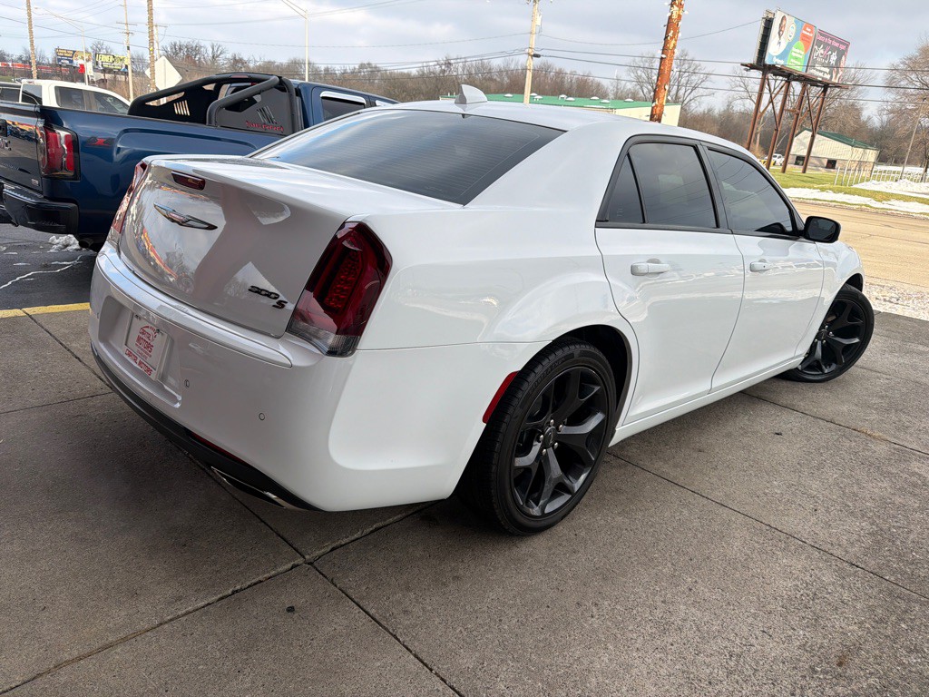 2021 Chrysler 300 Image 4