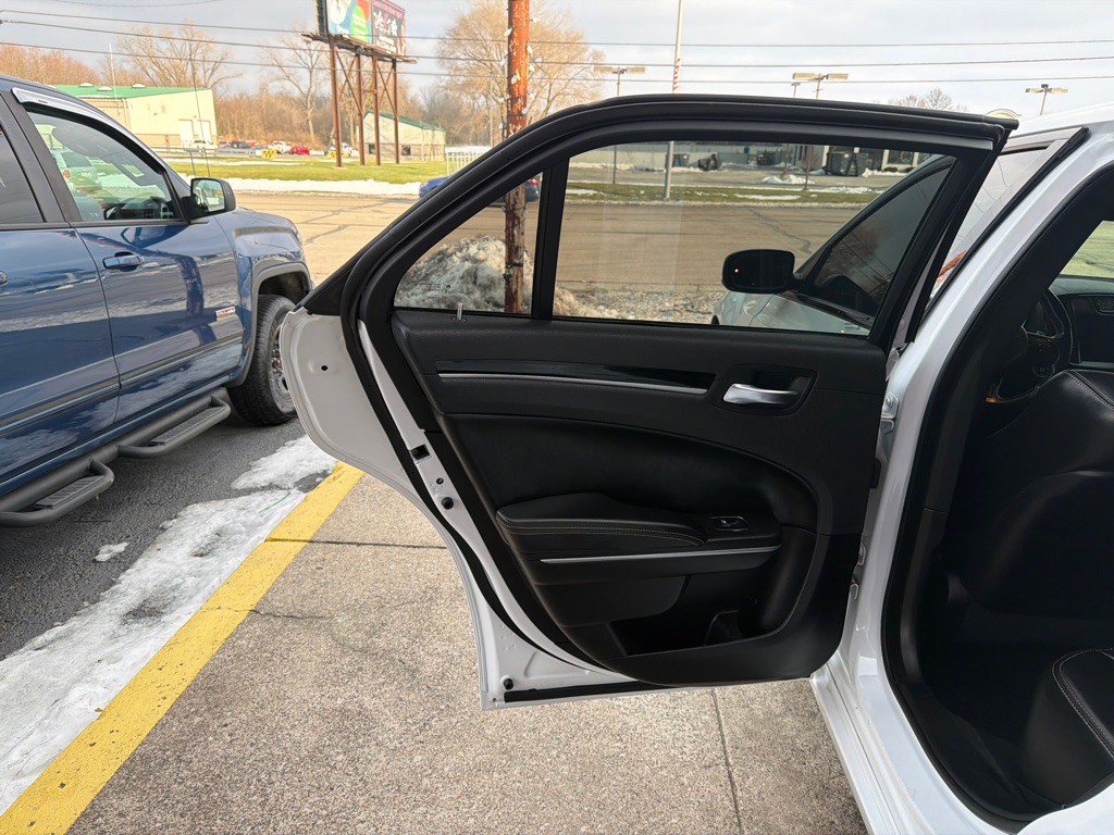 2021 Chrysler 300 Image 14