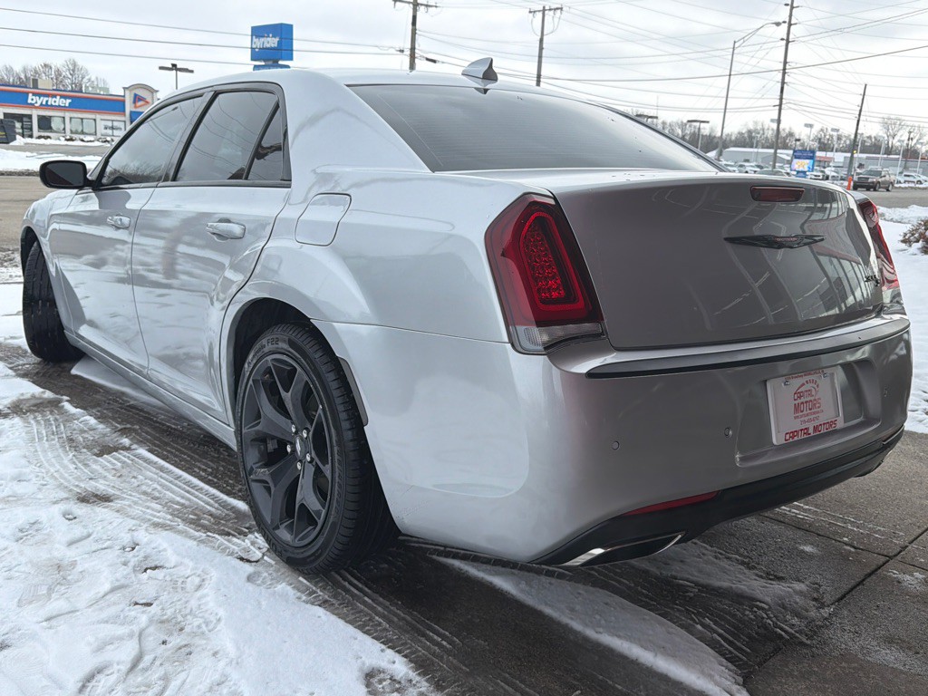 2021 Chrysler 300 Image 2