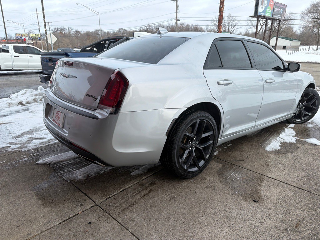 2021 Chrysler 300 Image 4