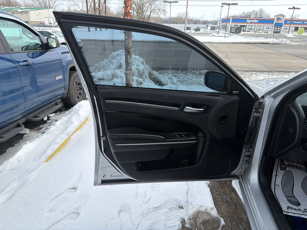 2021 Chrysler 300 Image 8