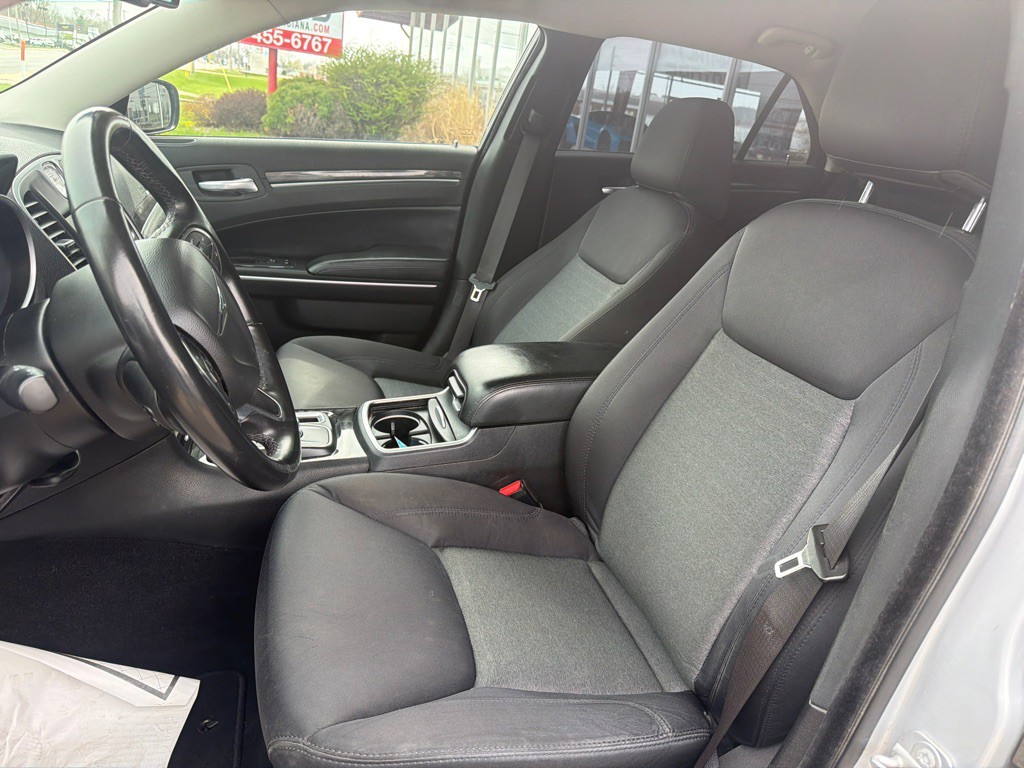 2022 Chrysler 300 Image 8