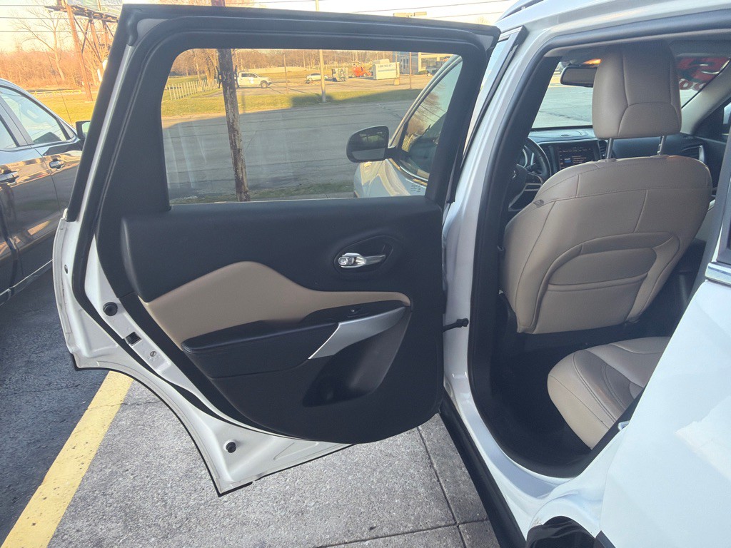 2017 Jeep Cherokee Image 13