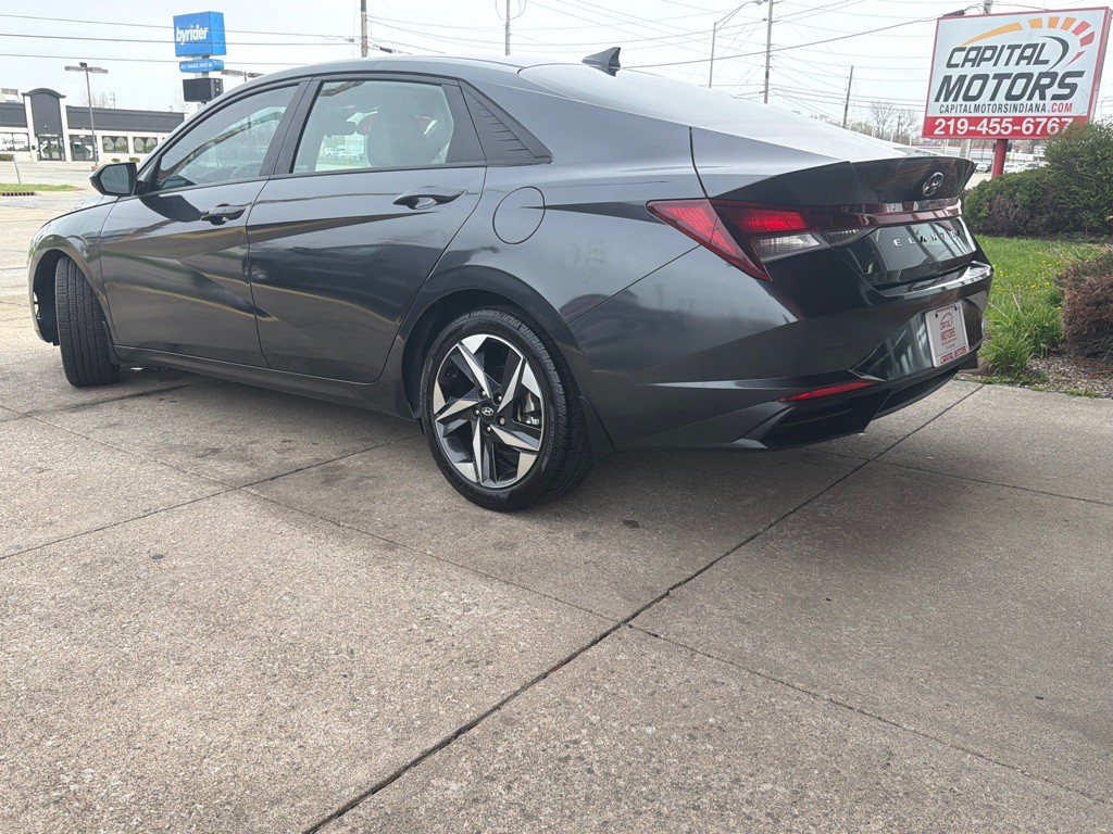 2023 Hyundai Elantra Image 2