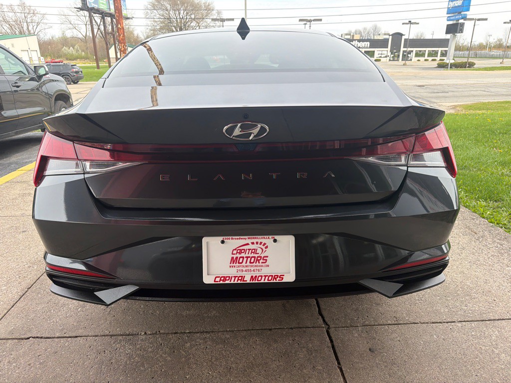 2023 Hyundai Elantra Image 3
