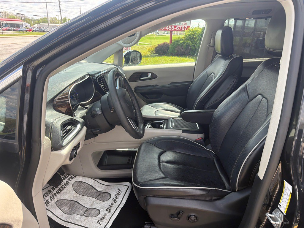 2023 Chrysler Pacifica Image 8