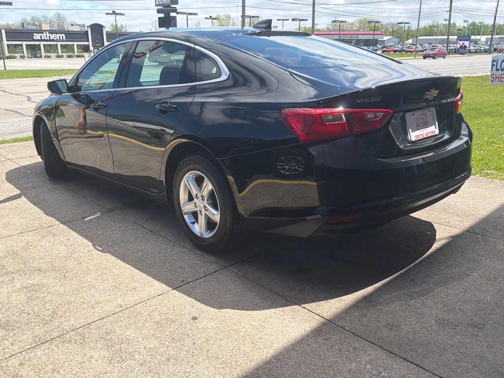 2022 Chevrolet Malibu Image 2