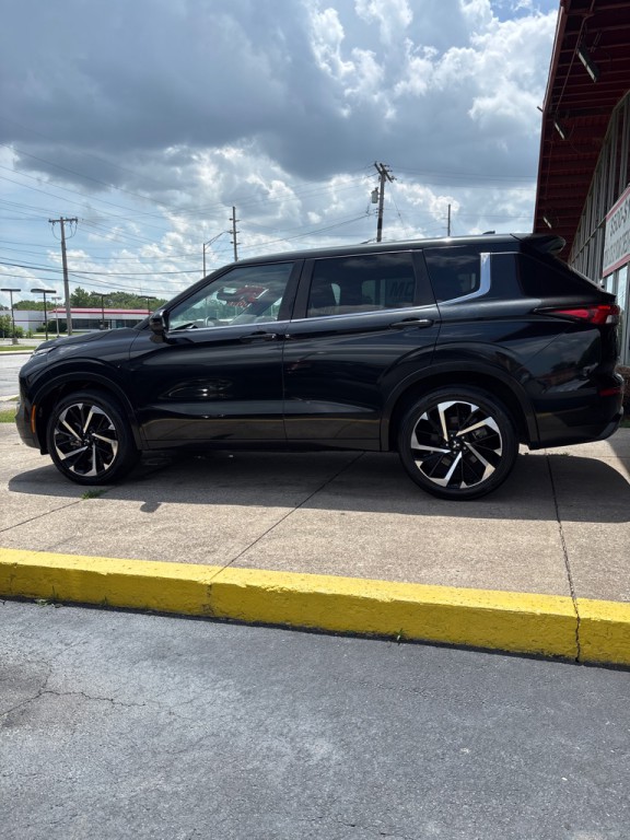 2022 Mitsubishi Outlander Image 2