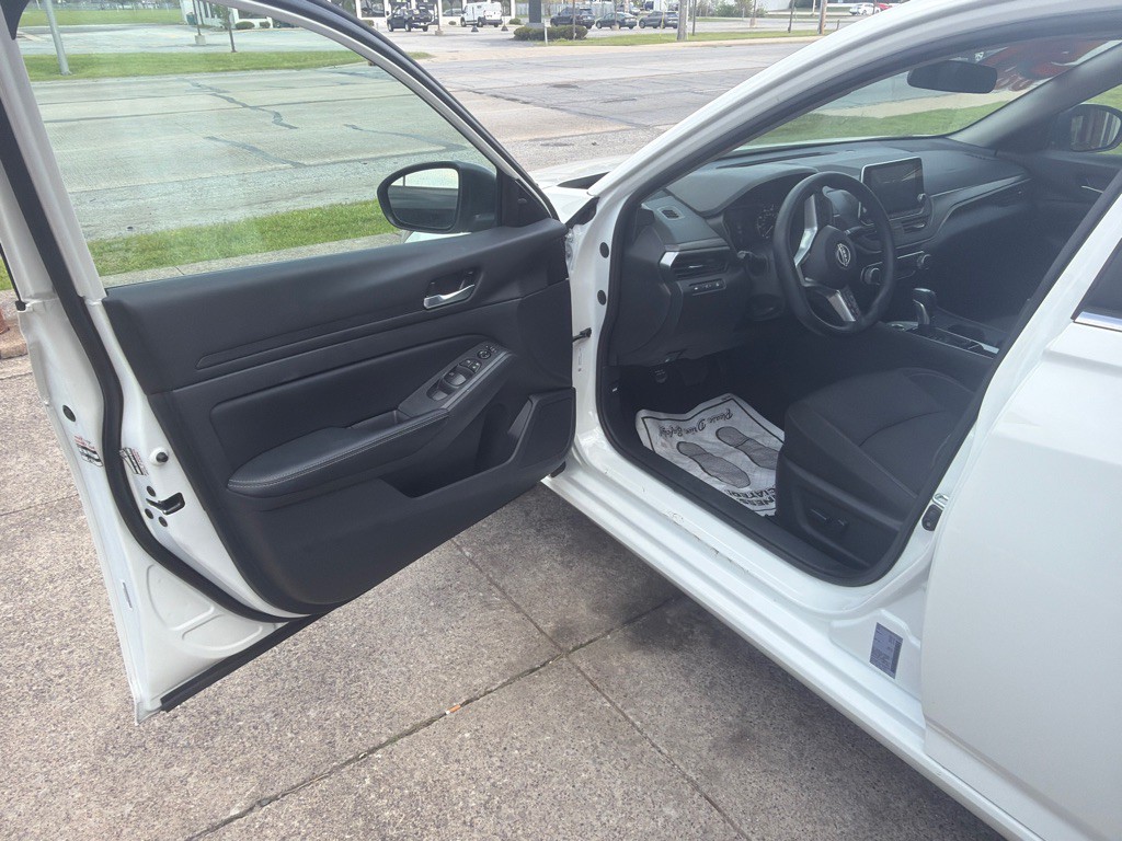 2025 Nissan Altima Image 8