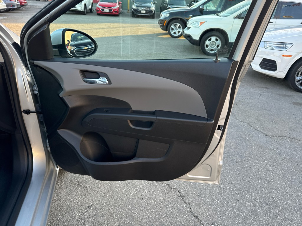 2016 Chevrolet Sonic Image 12
