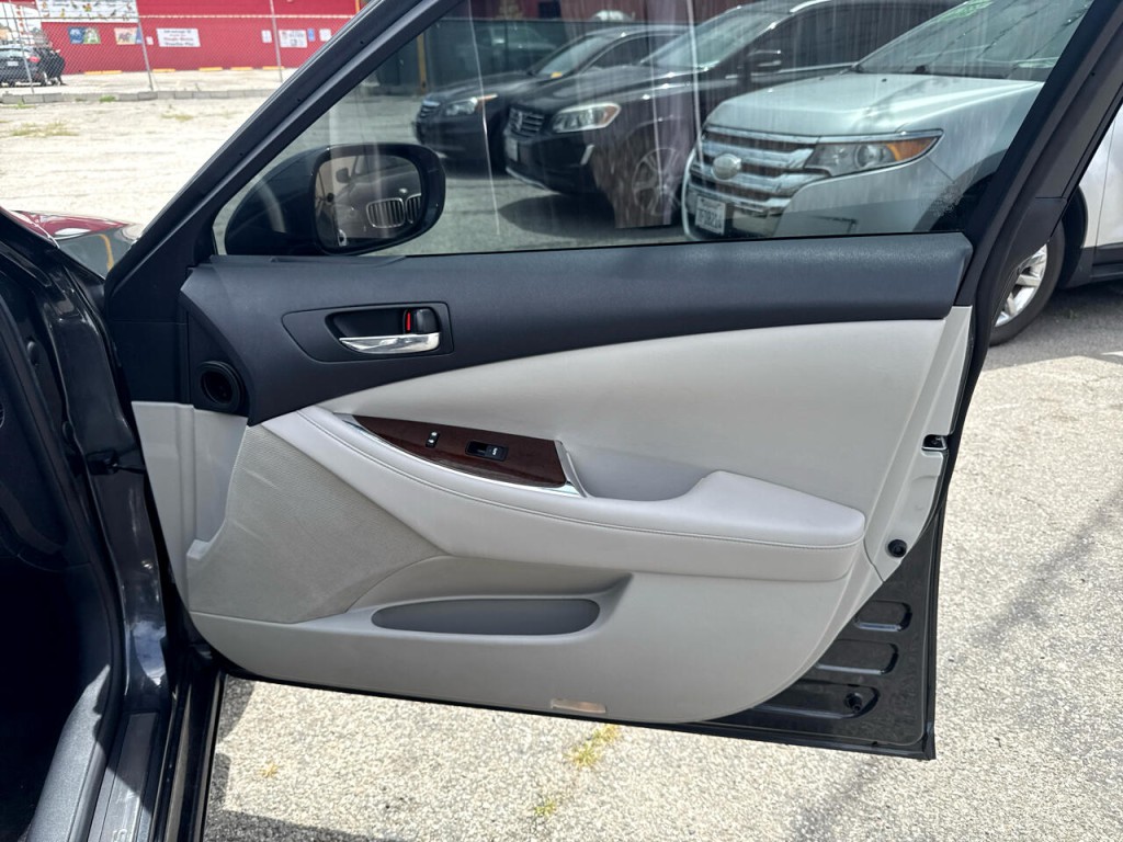 2011 Lexus ES 350 Image 12