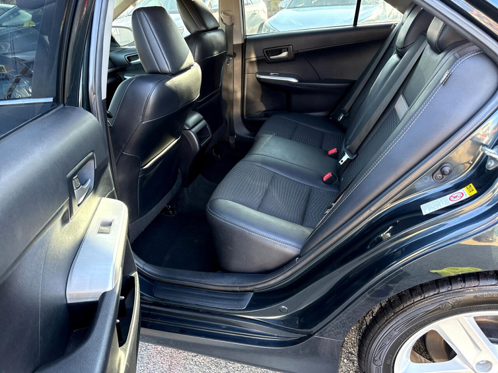 2014 Toyota Camry Image 19