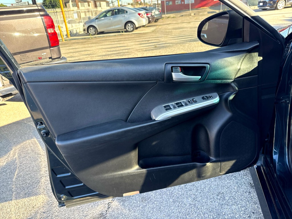 2014 Toyota Camry Image 20