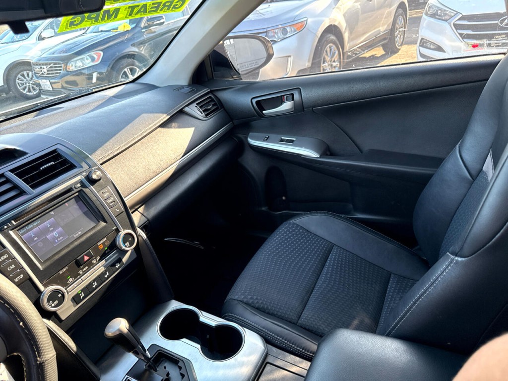 2014 Toyota Camry Image 33