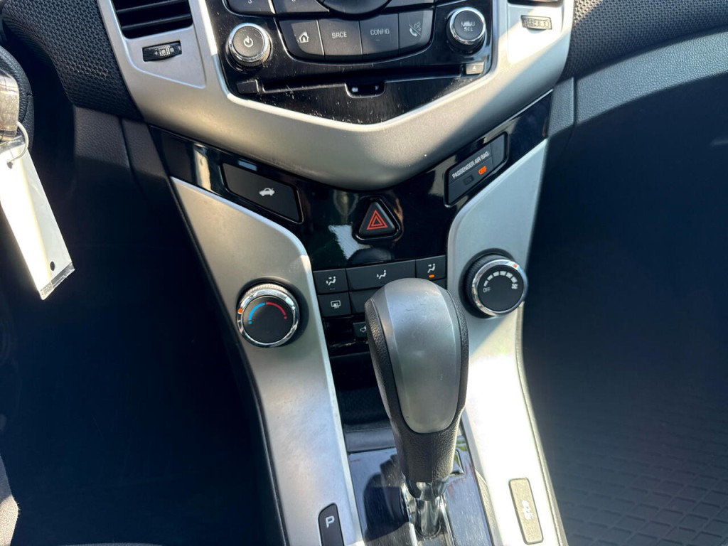 2015 Chevrolet Cruze Image 24