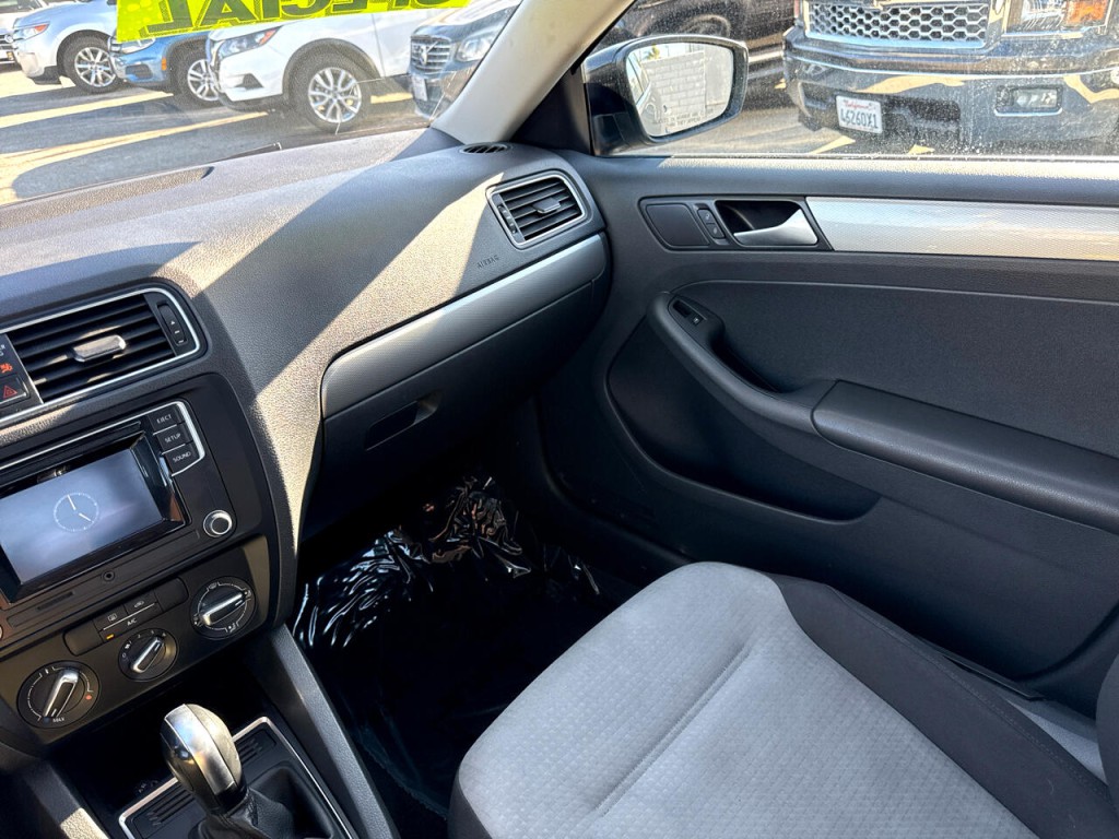 2017 Volkswagen Jetta Image 31